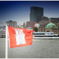 3530_075 Hamburgfahne auf der Elbe - Landungsbruecken. | Flaggen und Wappen in der Hansestadt Hamburg